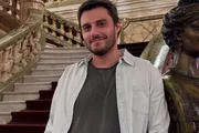 Hugo Bonèmer posa nas escadarias do Theatro Municipal do Rio Hugo Bonèmer posa nas escadarias do Theatro Municipal do Rio