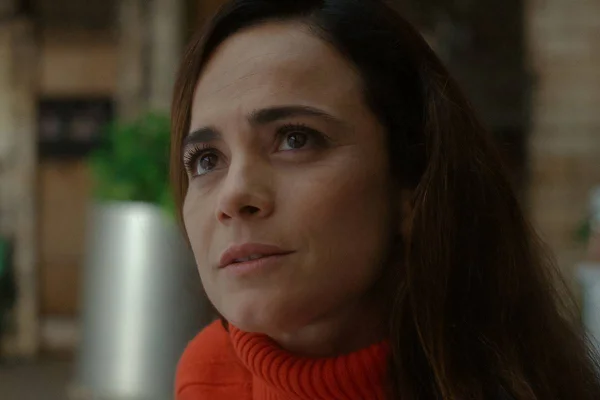 Foto colorida da atriz Alice Braga com blusa vermelha - Metrópoles