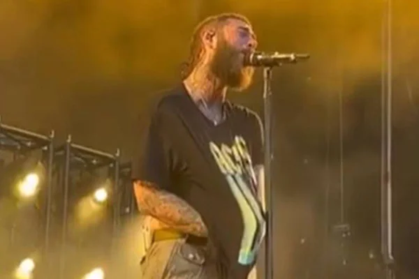 Foto colorida de Post Malone em show - Metrópoles