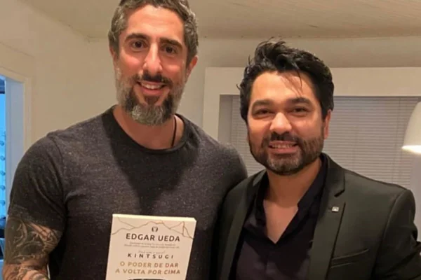 Edgar Ueda posa com Marcos Mion - Metrópoles