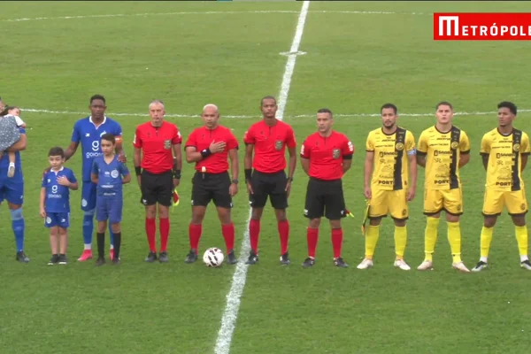 Jogadores de Goiatuba e FC Cascavel perfilados na Série D