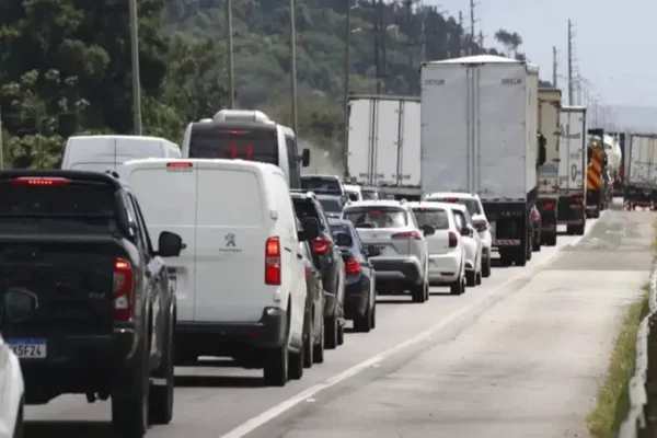 Feriado de Páscoa deve levar cerca de 2,5 milhões de veículos às estradas, com mudanças no transporte público em São Paulo - Metrópoles