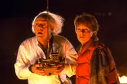 <b>De Volta para o Futuro (1985).</b> Poucos filmes divertem tanto e em tantos níveis diferentes – romance, ação, especulação científica, ansiedades da adolescência, rock 'n' roll, comédia e tudo mais – como este clássico imortal de Robert Zemeckis. O mais incrível é notar o quanto o diretor trabalhou seu tema favorito – a reescrita da história via imagem – em vários de seus outros filmes, como Contato (1997), baseado na obra-prima de Carl Sagan, e Febre de Juventude (1978), baita ode à beatlemania. Na <a href="https://www.netflix.com/title/60010110"><b>Netflix</b></a>