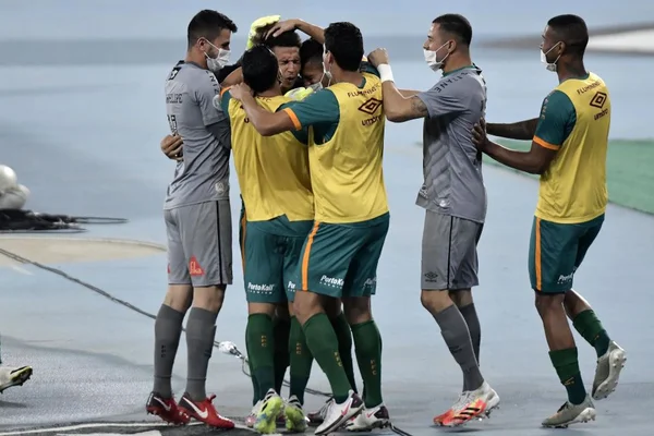 Fluminense goleia o Coritiba