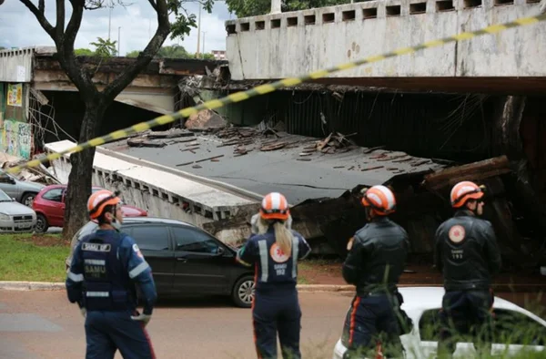 Vídeos mostram desabamento de viaduto no Eixão Sul, em Brasília