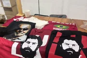 Adereços do PT à venda na convenção partidária que oficializou candidatura de Lula à reeleição