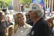 Ronaldo Caiado participa de caminhada na Avenida Paulista. Na foto com Val Marchiori Ronaldo Caiado participa de caminhada na Avenida Paulista. Na foto com Val Marchiori