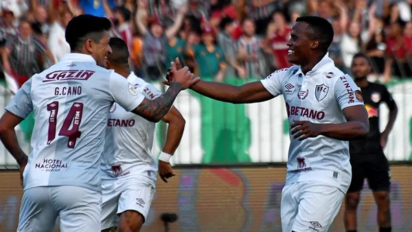 Cano e Arias comemoram gol no Campeonato Brasileiro - Metrópoles