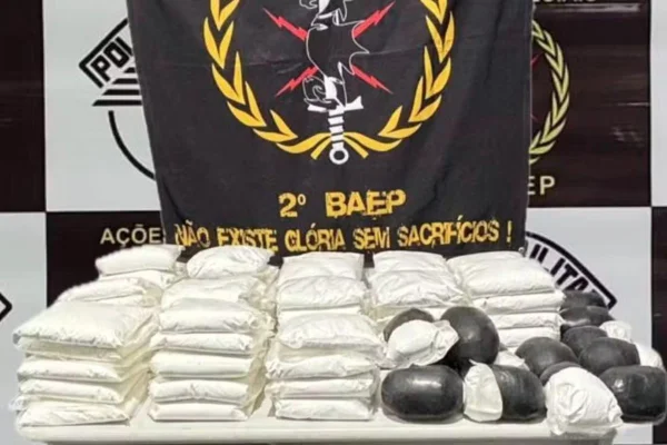 Imagem colorida mostra pacotes de pasta base de cocaína encontrados pela PM em gruta no litoral de SP - Metrópoles