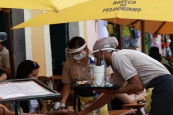 Garçons atendem cliente