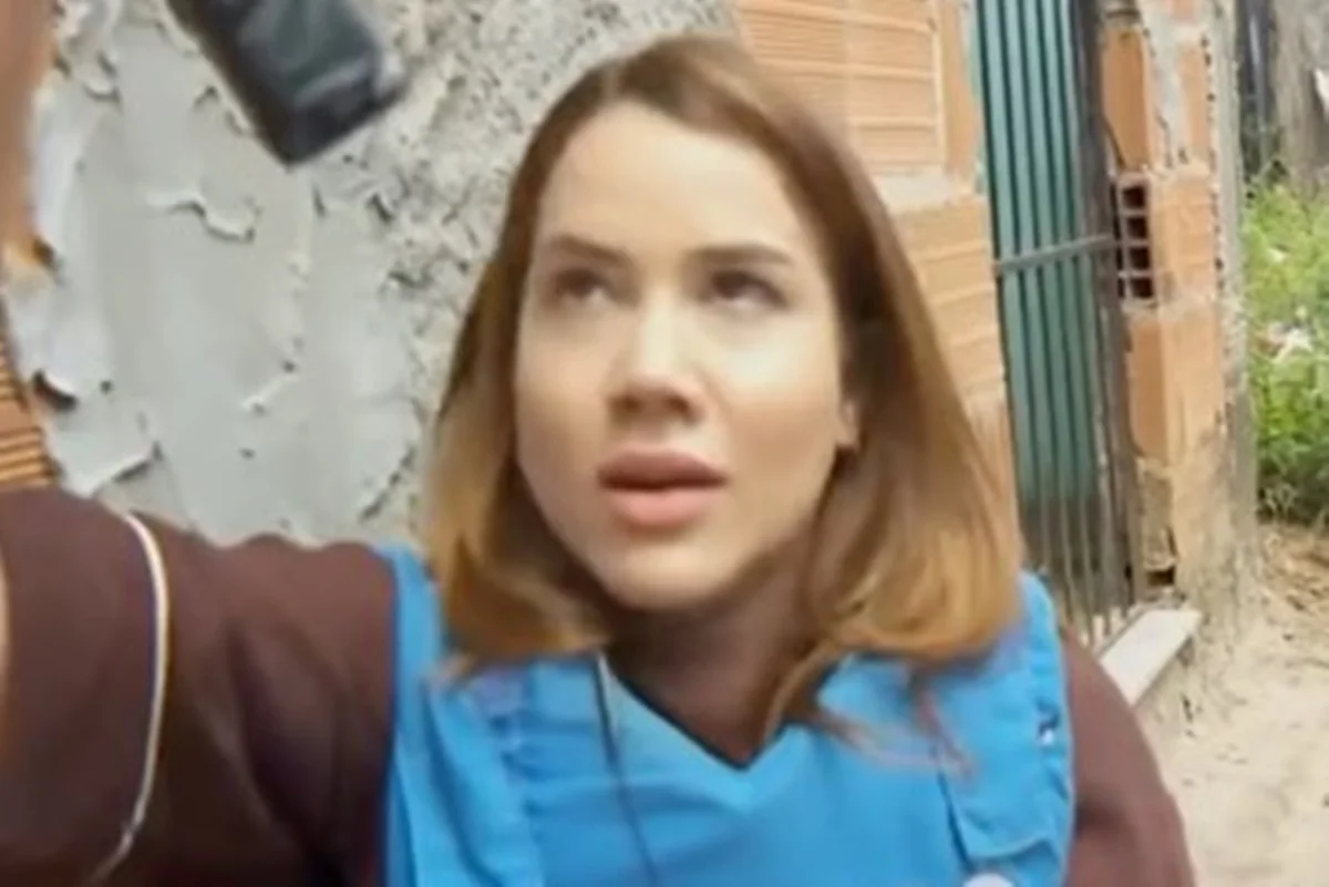 Imagem colorida mostra repórter surpresa após ficar no meio de tiroteio ao vivo
