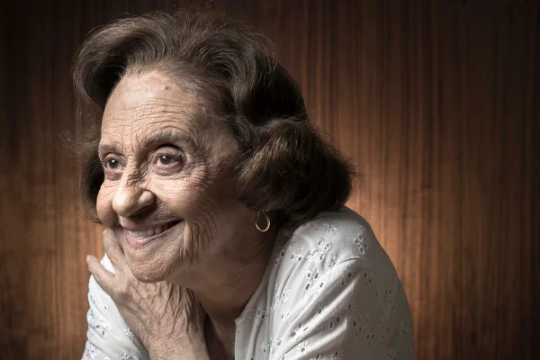 Imagem colorida da atriz Laura Cardoso - Metrópoles