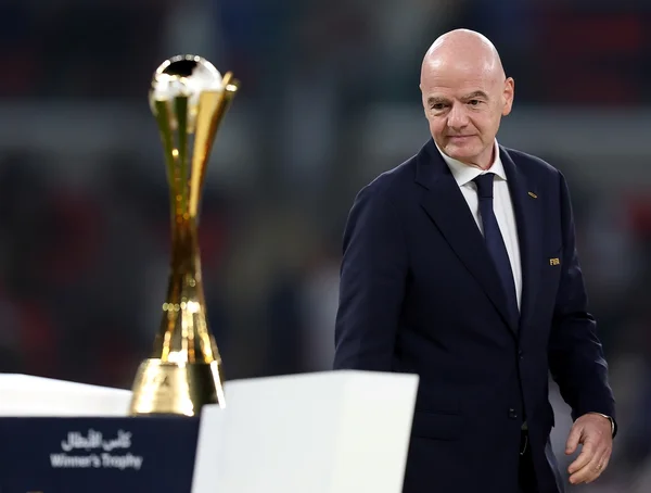 Gianni Infatino, presidente da Fifa, perto da taça da Copa Intercontinental