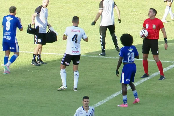 Jogadores de ASA e Maranhão durante jogo de ida das quartas na Série D