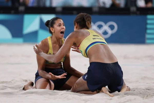 PARIS, FRANÇA - 08 DE AGOSTO: Eduarda Santos Lisboa e Ana Patricia Silva Ramos do Time Brasil comemoram após derrotar Mariafe Artacho del Solar e Taliqua Clancy do Team Australia durante a semifinal feminina do décimo terceiro dia dos Jogos Olímpicos Paris 2024 no Estádio da Torre Eiffel em 08 de agosto de 2024 em Paris, França