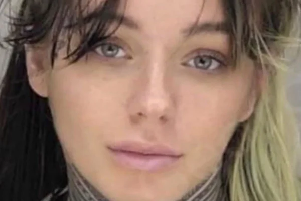 Foto colorida da modelo Abbie Newman - Metrópoles