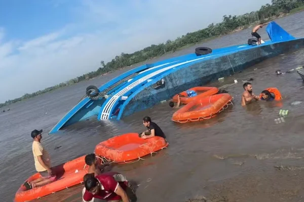 Imagem colorida, Barco com passageiros naufraga após bater em tronco no interior do Amazonas - Metrópoles