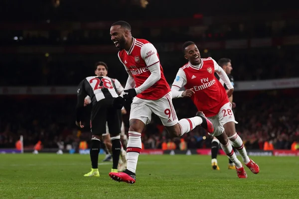 Arsenal se recupera com goleada e Tottenham vence nos acréscimos
