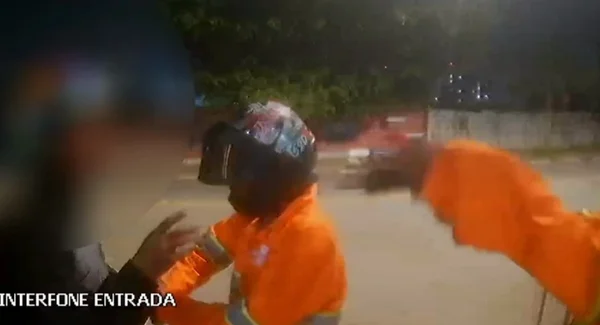 Imagem colorida mostra dois homens vestidos de gari apontando uma arma e roubando um entregador - Metrópoles