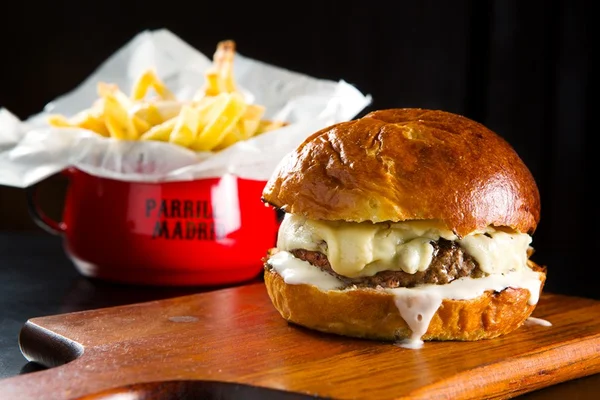 Parrilla Madrid se transforma em burger bar e impressiona belos bons preparos