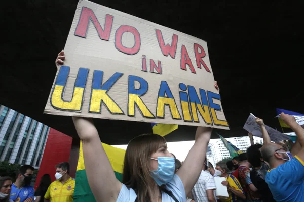 Em protesto da comunidade ucraniana em São Paulo, mulher segura cartaz em inglês que diz "No war in Ukraine" - Metrópoles