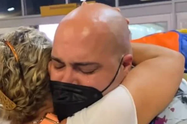 BBB22: Tiago Abravanel desaba e chora muito em reencontro com a mãe