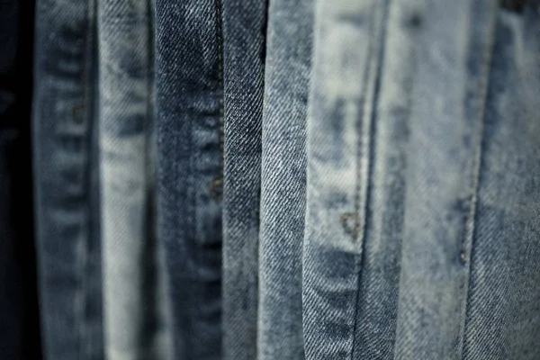 Banana Republic lança jeans tingido com 99% a menos de água