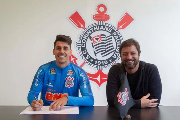 Danilo Avelar e Manoel treinam e devem reforçar Corinthians