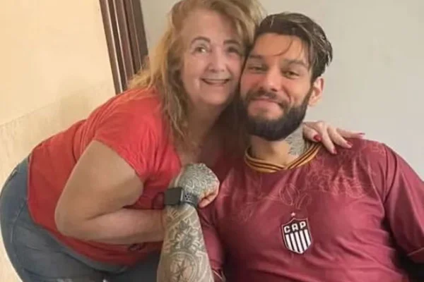 Foto colorida de Lucas Lucco e sua avó, Julia Correa Lucco - Metrópoles