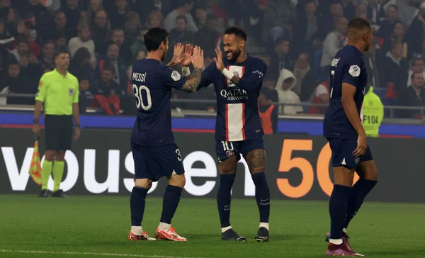 Messi e Neymar brilham e PSG supera o rival Lyon no Campeonato Francês