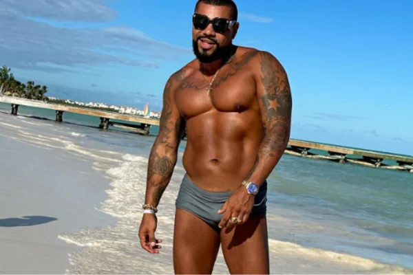cantor Naldo Benny de sunga na praia