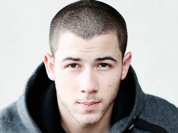Jovem fica permanentemente careca após fazer luzes