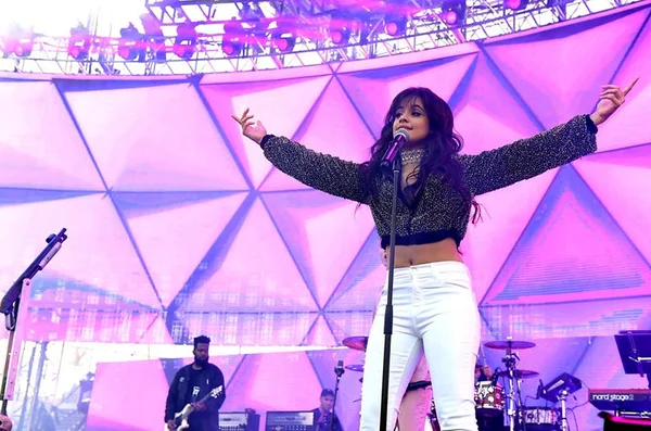 Camila Cabello é acusada de fingir tocar guitarra em apresentação
