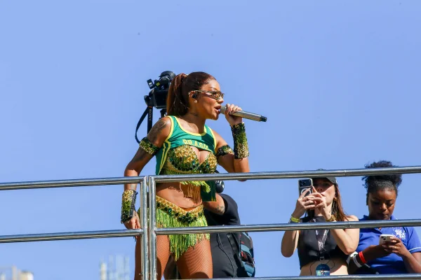 Imagem colorida de Ludmilla cantando no Fervo da Lud no Rio de Janeiro no Carnaval 2026 - Metrópoles
