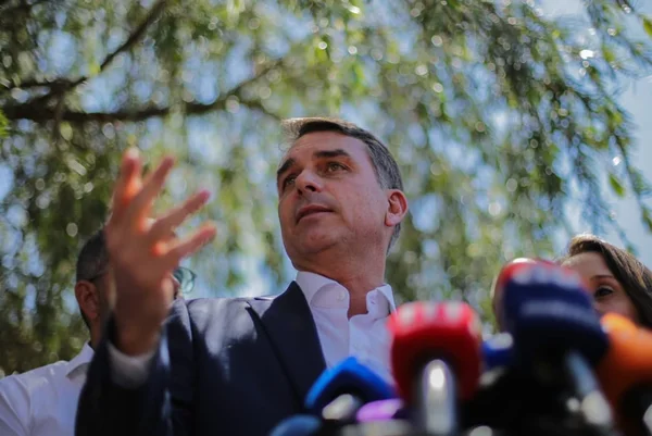 Flávio nega corte na aposentadoria e diz que fará ajuste acima da inflação