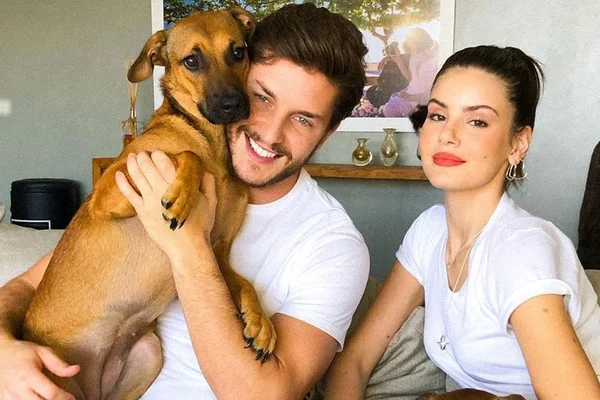 Klebber Toledo e Camila Queiroz segurado um cachorro