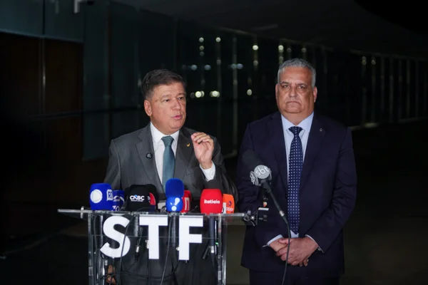 Foto colorida de presidente e relator da CPMI do INSS, Carlos Viana (Podemos-MG) e Alfredo Gaspar (União-A), em entrevista coletiva após reunião com o ministro André Mendonça no Supremo Tribunal Federal (STF) - Metrópoles