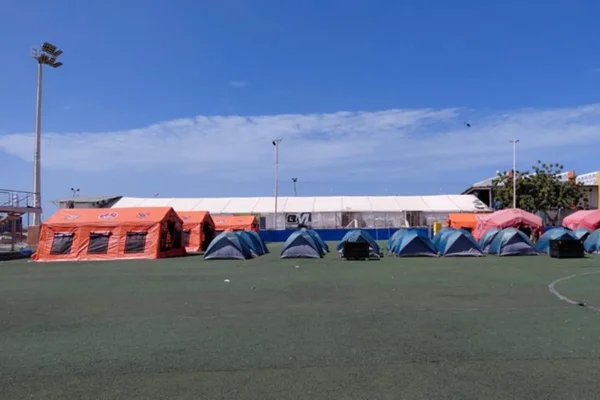 Imagem colorida da equipe brasileira em acampamento no território venezuelano