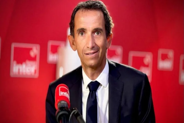 Imagem colorida, CEO do Carrefour sorrindo - Metrópoles