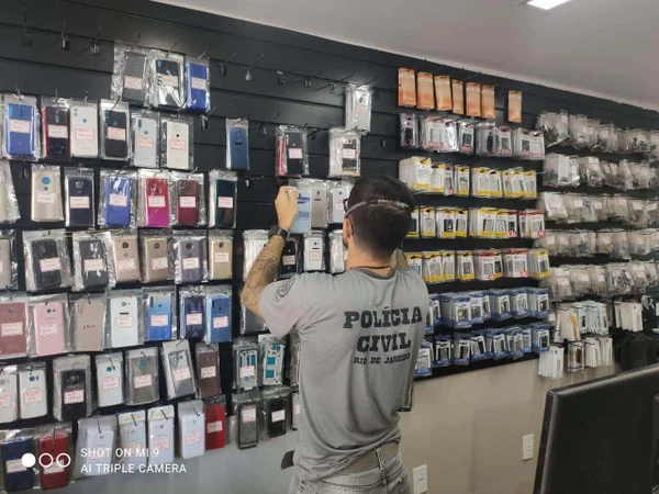 Polícia apreende material comercializado irregularmente por milicianos