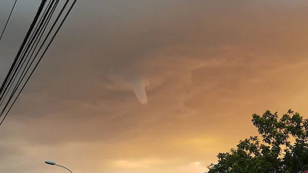 Nuvem funil se forma no céu e chama a atenção de brasilienses