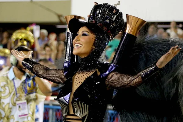 No Rio, Sabrina Sato usa proteção em fantasia para leite não vazar