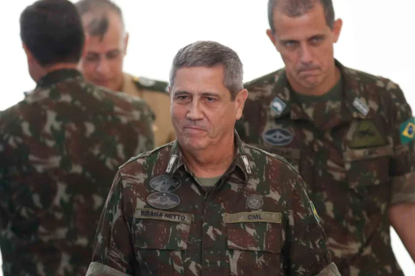 General Braga Netto, com a mão no rosto - metrópoles