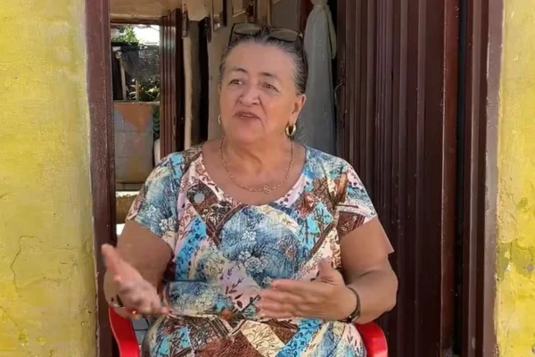 foto colorida de idosa que vende fofocas