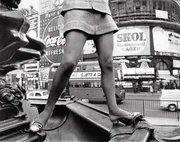 Mulher usando minissaia e sobre a fonte de Piccadilly Circus, em Londres, na Inglaterra, Reino Unido, em 14 de fevereiro de 1967 Mulher usando minissaia e sobre a fonte de Piccadilly Circus, em Londres, na Inglaterra, Reino Unido, em 14 de fevereiro de 1967