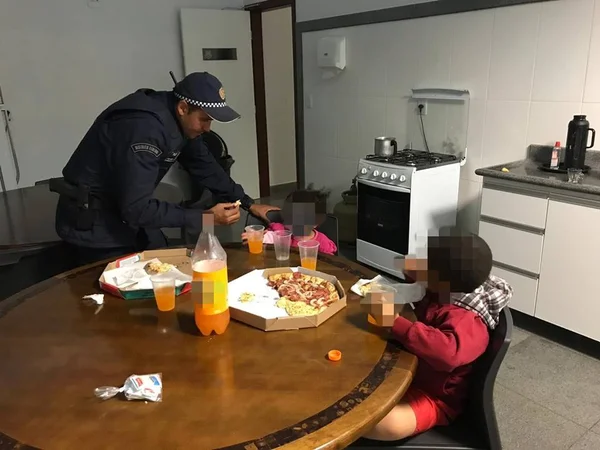 DF: mãe deixa filhos trancados em casa para beber em bar e acaba presa