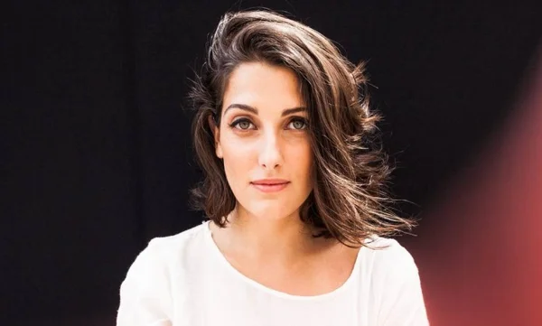 Motivo inusitado faz Clarice Falcão mudar figurino de show no Lolla