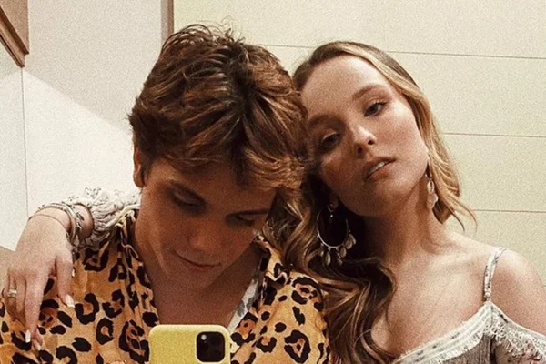 Larissa Manoela posa com namorado e exibe aliança: “Bobos um pelo outro”