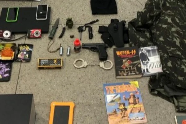 Imagem colorida de apreensões da polícia em operação contra grupo neonazista