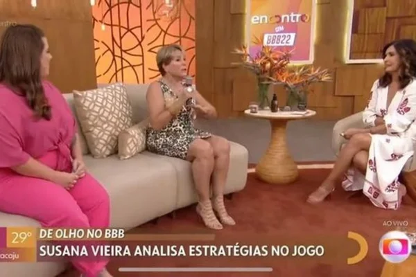A foto colorida mostra o palco do Encontro com Fátima Bernardes, com Tati Machado, Fátima e Susana Vieira conversando